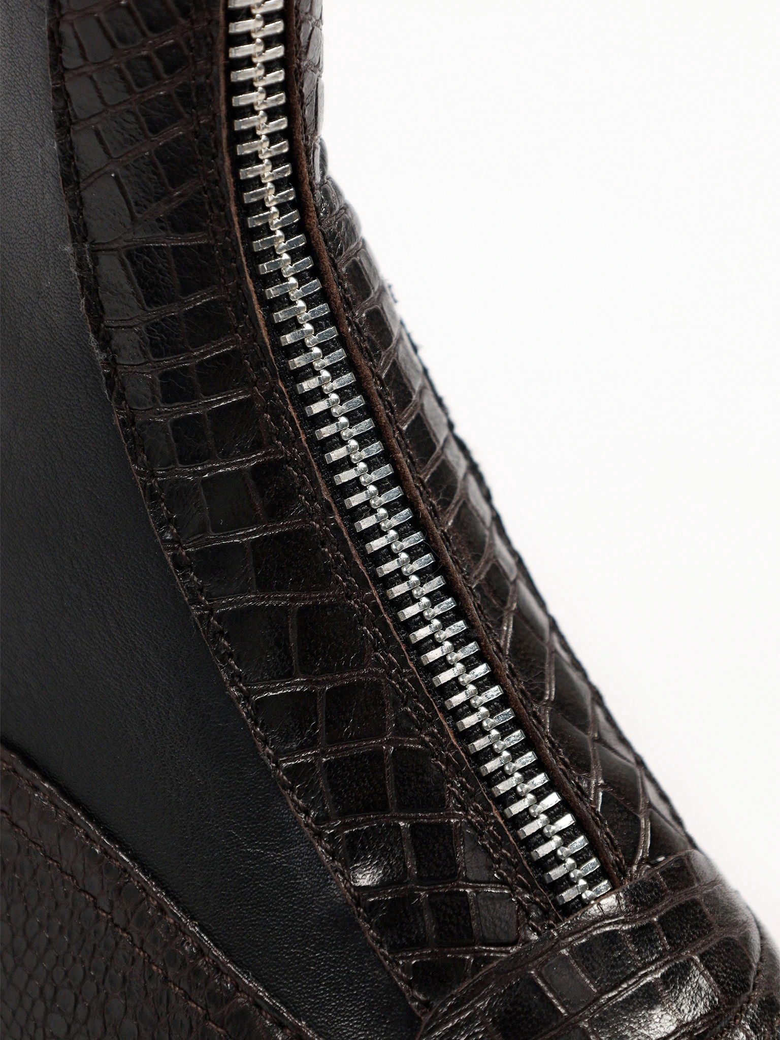 Ботинки черного цвета с декоративным замком на широком высоком каблуке